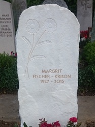 Grabstein mit Ringelblumen: Carrara Marmor