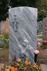Grabstein mit Relief - Madonna und Engel