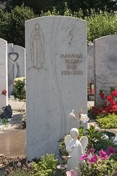 Grabstein mit gravierter Madonna