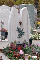 Grabstein mit grosser Bronze-Rose