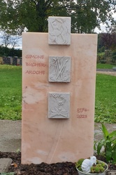 Grabstein Rosa Portugalo - Flachrelief auf Würfel 