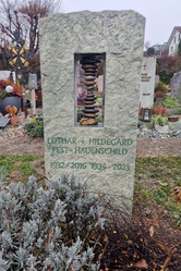 Grabstein Verde Spluga mit kleiner Flussstein Säule