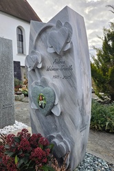 Grabstein mit Blumen-Herz Relief