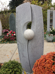 Grabstein zweiteilig mit Kugel; Cristallina Marmor