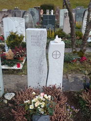 Grabstein mit Bergkristall: Cristallina Marmor
