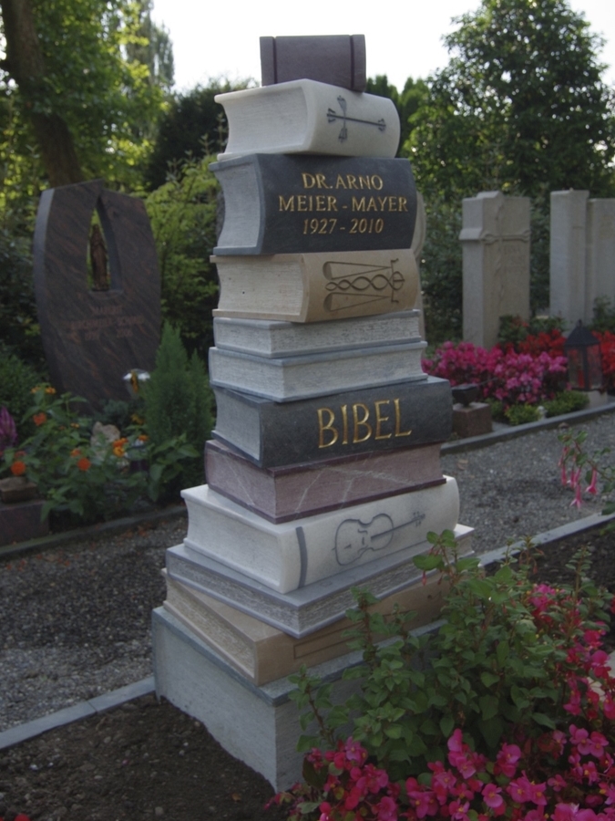 Grabstein Bücher