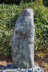 Grabstein Naturbelassen mit Bronzeschrift und Taube Grabstein Naturbelassen mit Bronzeschrift und Taube