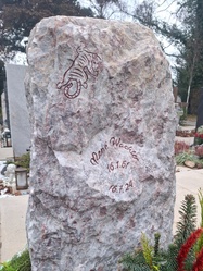 Grabstein felsig mit Tiersymbol graviert