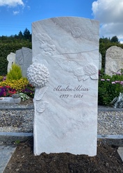 Grabstein Palissandro Marmor / Relief mit Landschaft und Blume