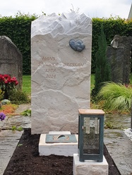 Grabstein mit Versenkvase und Laterne