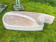 3_Grabstein Umgestaltung Vogeltränke mit Steinkugel