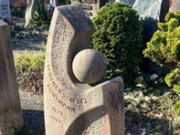 1_Grabstein Umgestaltung Vogeltränke mit Steinkugel