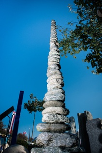 Säulenbrunnen aus Flusssteinen